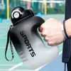Tumbler Sport Wasserflasche mit Strohflaschen Fitness Plastikbecher tragbare Schüler Schule Reisen große Flaschen H240425