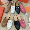 Designer Mules tofflor läder sandaler platt botten loafers casual skor kedja sko kvinnor loafers halva drag metall cowhide tofflare