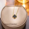 Designer Colar de luxo Fanjia Girls Lucky Girls Fourleaf Grass Titanium Steel 18K Gold Pingente simples Luz pequena cadeia de colarinho vermelho líquido