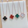 2024 Classic Four Leaf Clover Halsband hängar Lucky Necklace 18K Rose Gold Red Jade och Diamond Set Pendant som en gåva till flickvän Light Luxury Collar Chain Women Women