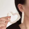 Stud coréen doux blanc en peluche coeur boucles d'oreilles pour femmes exagérées flocs en C