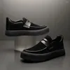 Casual schoenen dik zolen loafers mannen 2024 retro Britse stijl lederen mode ronde hoofd slip-on