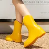 Stövlar Midlängd Kvinnor Anti Slip Waterproof Rain Water Shoes Autumn och Winter Rubber slitstemtent utomhusarbete