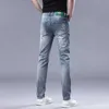 Designer di jeans maschile 2024 High -End Mens Jeans Korean Edition Elastic Beauty Head Rama Slip Fit Small Driver Driver Dri direcuto Pantaloni da mendicante rotti AFI5