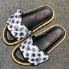 Designer Sliders Slippers Femmes hommes Pool Pillow Plat Comfort Mules Slides Fashion Classic Impressions Sandales d'été en relief Chaussures de plage gris noir 35-45