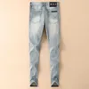 Mens jeans ontwerper 2024 lente/zomerheren midden taille enigszins elastische dunne kleine rechte been broek hoogwaardige lichtblauwe jeans voor mannen t4l6