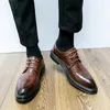 Scarpe casual primaverili e autunno vesti vestiti in pelle brevetto brogue per ufficio di festa di nozze formale maschile Oxfords Business