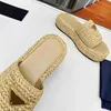 Sandalias de diseñador 2024 Nuevo triángulo Camineta Slipper Platform Slipper Raffias Slipper Women Zapato casual Flip Flip Sliders Sliders de verano Sandale