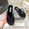 Flat designer tofflor 2024 Summer Veet Crystal Metallic Brand Shoes for Women Sandals Non-Slip Sexy Beach Flip-Flops Chslides Tories Thong 35-41 Original kvalitet