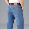 Vårens sommarmärke mens passar rak lätt bomullssträng denim affär casual hög midja tunna ljusgrå jeans 240418