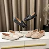 Casual schoenen 2024 vrouwen eenvoudige zomers parel edellekkers vrouwelijke metalen fetisj loafers zachte vierkant teen dame buiten bowknot zwart