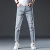 Hip -Hop -Jeans für Männer zerrissener Knöchelhosen hellblau Stretch Malerei Patchwork -Kleidung berühmte Marke 240417