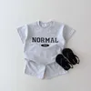 Kläderuppsättningar 2024 TODDLER BABY SUMMER NYHETSPLÄDER SET POY GIRL KOREA BRODERADE LETTERS COMON Kort ärm T-shirt+Kid Casual Shorts Khakil2404