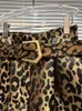 女性のショートパンツヒット色のヒョウ印刷カジュアルな女性のためのカジュアルwasitパッチワークベルトミニマリストルーズパンツ女性ファッションスタイル