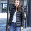 E26 Kadın Küfür Ceket Aşağı Ceket Kış Parkas Palto Sıradan Kalın Söndürülebilir Şapka Dış Giyim Rozeti Dekorasyonu Beyaz Ördek Downs Doldurma S-XL Artı Boyut