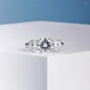 Кластерные кольца Damlisa Luxury 5cttw D Цвет Moissanite Три камня обручального кольца 925 Серебряное 18 -километровое золото.