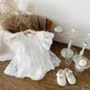 Flickas klänningar sommar baby romper för flickor lacy gaze prinsessan ärmlös söt baby jumpsuit spädbarn bodysuit baby mode 0-2 år gammal D240425