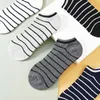 Erkek çorap 5 çift/lot erkekler için yaz ince bölüm ayak bileği kısa pamuk alçak kesim gündelik görünmez mürettebat şerit moda
