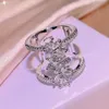 Anneaux de bande 925 Silver New Flower White Zircon Blinging Geometric Ring Ladies Party Birthday Jewelry Gift Wholesale H240425