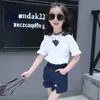 Ensembles de vêtements 2pcs Summer Girls Flower Imprimé Denim Set Baby Fashion Sans manches Top + Shorts Two Piece Childrens Q240425