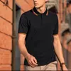 メンズポロスイングランドスタイル夏のスマートカジュアル短袖ポロシャツソリッドラペルボタンパッチワークファッション汎用化可能なトップ