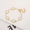 Bracelet en acier inoxydable perlé vendant un nouveau trèfle de plante bracelet réglable à cinq feuilles coquille de fleur en acrylique bijoux à face unique pour les femmes 240423