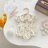 Rompers 2024 Letnie ubrania dziecięce Peter Pan Kllar Baby Girls Floral Bodysuit Infant Flying Sleeve One Piece 0-2Y H240425