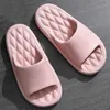 Zapatillas de diseñador zapatillas para el hogar baño sin deslizamiento masa gruesa masaje tranquilo y cómodo zapatillas elegantes elegantes