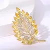 Broches van hoge kwaliteit zirkoonbladeren broche elegante pins kleding corsage accessoires banket pak jurk decoreert echt goud verguld