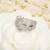 Clusterringen High Qulity Classic 2024 Brand Anniversary Gifts Luxe sieraden voor vrouwen Feather Zircon Wedding Engagement Sliver