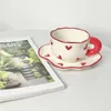 Gobelers Ins Style Coffee Tea Milk Mug avec plats Ensemble de tasses en céramique motif de coeur rouge Cadeau mignon pour les filles buvant H240425