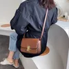 Bolsas de ombro Casual Retro Hong Kong Bolsa feminina 2024 Textura da moda coreana TOFU Mensageiro de um ombro de um ombro