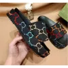 Письмо g Дизайнерские тапочки сандалии платформы тапочки мультицветные флора слайды моды легко одеваются в стиле Слайды Слайды Женщины Слайды Обувь Платформа, вышитая