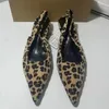 Sapatos casuais sandálias femininas 2024 calçados de verão pontudos de taco de salto médio designer de moda leopard impressão de tamanho grande para festas