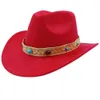 Breda brimhattar hink hattar mocka cowboy hatt krullade retro ädelstenbälte tillbehör västra cowboy man och kvinnlig riddare hatt cowboy hatt y240425