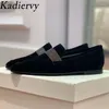 Lässige Schuhe Sommer Frauen Wildleder Lederkette Dekoration flache Frau runde Zeze-Slip-on-Komfort-Ladungsstoffe