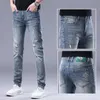 Designer di jeans maschile 2024 High -End Mens Jeans Korean Edition Elastic Beauty Head Rama Slip Fit Small Driver Driver Dri direcuto Pantaloni da mendicante rotti AFI5