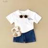 Rompers 2024 Summer Boys Clothes Boys Girls Outfit Set Casual Leisure Dinosaur Embroidered T-Shirt+Denim Shorts 2pcs för 0-3y Childrens D240425