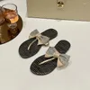 Casual skor kvinnors sandaler stor storlek vit färg diamant båge klipp tå strand flip flops transparent sommar gelé för kvinnlig