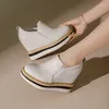 Zapatos informales de 12 cm de plataforma de cuero genuino para mujeres tacones ocultos tacones altura transpirable que aumenta el blanco vulcanize 2024