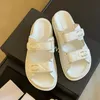 Designer merk vrouwen slippers lvtrainers chaneli sandalen mode kamer schoenen dames casual schoenen strandschoenen dik opgeloste zwarte schoenmaker zomer luxe ui