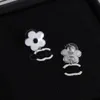 Marka Klasik Tasarımcı Siyah Beyaz 2 Renkli Çift Mektup Çiçek Saplama Küpe 18K Altın Bakır Saplama Küpe Bayanlar için Düğün Partisi Takı Aşk Hediyesi
