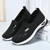 Chaussures décontractées Mesh Sneakers respirants Femmes Light Slip on Ladies Locks Choches Zapatillas Mujer 2024