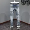 Mäns jeans high street mode patch vintage blå elastisk tät split läder skarvningsdesigner hiphop märke byxor