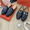 Designer Mules tofflor läder sandaler platt botten loafers casual skor kedja sko kvinnor loafers halva drag metall cowhide tofflare