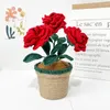 Fleurs décoratives faites à la main à la main au crochet rose Ornements de bureau