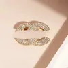 Pins Spettoni Design famoso C Brand Luxurys Desinger Women Women Rhinestone Letter per Pearl Pin Gioielli di moda Accesso di alta qualità Accesso di alta qualità Dhnam