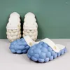 Chaussures à bulles de pantoufles avec maison de maison en peluche couple couple d'hiver mode d'hiver.