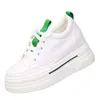 Casual skor höjda och smal kil bandig vit ljus bekväma sneakers plus size rund tå liten sko