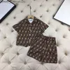 Kläduppsättningar småbarn baby t-short shorts kjol barn pojkar flickor kläder bomull nyfödda babykids designer spädbarn jumpsuits q240425